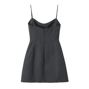 Détail du dos d'une mini robe gris foncé avec fines bretelles et fermeture éclair discrète