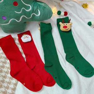 Festliche rote und grüne Weihnachtsstrümpfe mit 3D Weihnachtsmann und Rentier Puppen