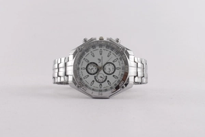 Detailansicht der silbernen Herren-Chronographenuhr mit weißem Zifferblatt und Tachymeter