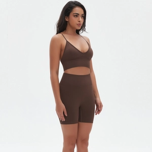 Zweiteiliges schokoladenbraunes Yoga-Set mit Sport-BH und Shorts mit hohem Bund