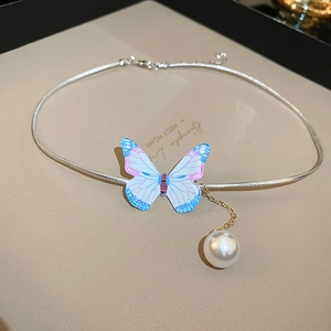Détail du collier papillon en acrylique avec perle fantaisie sur chaîne serpent