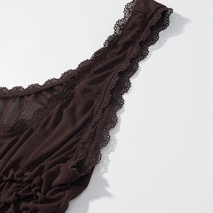 Détail macro d'un tricot côtelé marron foncé avec bordure en dentelle délicate