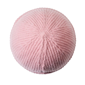 Bonnet en tricot rose minimaliste avec motif côtelé pour la chaleur et le style hivernal