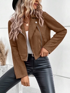 Detail einer braunen Wildlederimitat-Jacke mit Reißverschluss und modischem Reverskragen