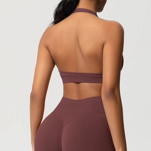 Détail de la brassière croisée et du legging côtelé taille haute en vieux rose