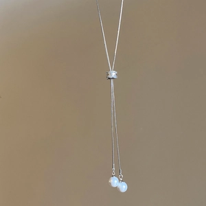 Collier minimaliste en argent en forme de Y avec zircons et deux perles blanches rondes