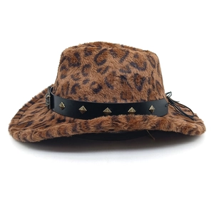 Vue détaillée d'un chapeau de cowboy léopard avec bande en cuir à rivets