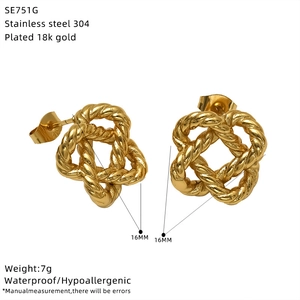 Détails macro de boucles d'oreilles nœuds en acier doré 18 carats 16mm avec dimensions