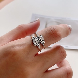 Close-up of a 925 sterling silver bear ring featuring a vintage double-layered design