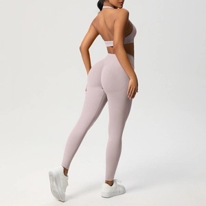 Dettaglio del set reggiseno sportivo allacciato al collo e pantaloni da yoga a vita alta