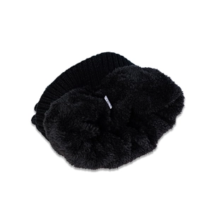 Détail du bonnet en tricot d'hiver montrant la doublure en polaire noire et la texture