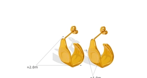 Détail de boucles d'oreilles géométriques dorées en C avec dimensions sur fond blanc