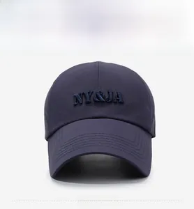 Vue détaillée de la casquette marine avec broderie NY&JA 3D et surpiqûres renforcées