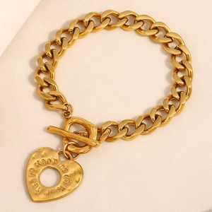 Bracelet à maille gourmette plaqué or 18K avec pendentif cœur et fermoir à bascule