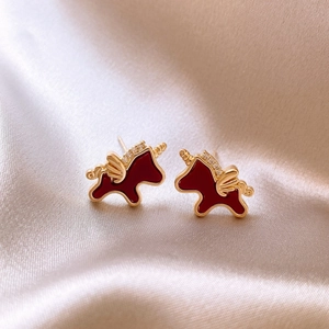 Élégantes boucles d'oreilles licorne dorées en émail rouge et zircons sur fond de soie