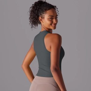 Vue latérale détaillée du débardeur de yoga gris foncé moulant avec texture plissée aérée