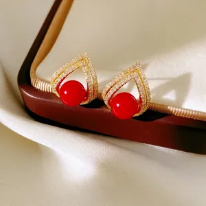 Boucles d'oreilles triangles dorées 18 carats avec perles rouges et zircons