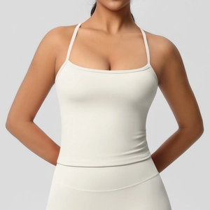 Dettaglio del canotta sportiva beige con sottili spalline doppie e scollatura quadrata