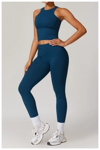 Détail du legging taille haute côtelé sans couture et du haut de sport dos nageur bleu