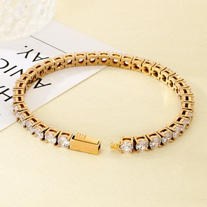 Vue macro d'un bracelet tennis plaqué or avec zircons brillants et fermoir de sécurité pliable