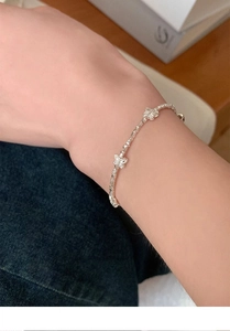Dettaglio del bracciale in argento s925 con ciondoli a farfalla indossato da una modella