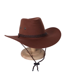 Cappello da cowboy marrone in lana con corda intrecciata e cinturino su supporto legno