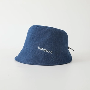 Gros plan du chapeau bob en denim bleu avec broderie behappy et cordon de serrage
