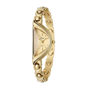 Vue détaillée d'une montre à chaîne dorée vintage avec un boîtier triangulaire unique