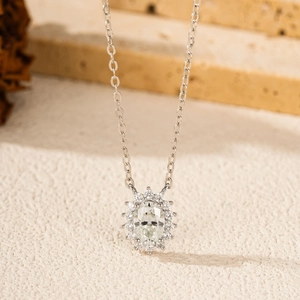 Elegante collana in argento S925 con ciondolo in moissanite ovale e halo