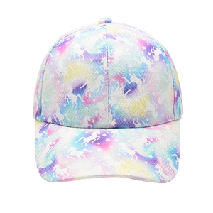 Dettaglio del cappellino unicorno colorato con tessuto traspirante a stelle sfumate