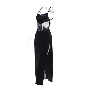Détail de robe longue en velours noir avec dentelle transparente et fente latérale haute