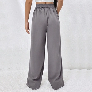 Dettaglio posteriore dei pantaloni grigi a gamba larga con vita alta ed elastico