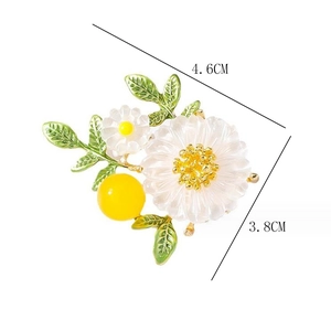 Détail d'une broche marguerite montrant les dimensions de 4,6 cm sur 3,8 cm environ