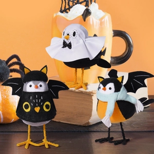 Lot de figurines d'oiseaux d'Halloween avec cape fantôme, costume de chauve-souris et écharpe