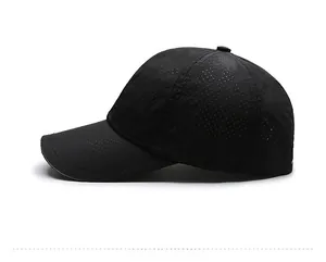 Dettaglio del cappellino da baseball nero con fori di ventilazione tagliati al laser