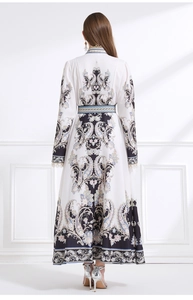 Vue arrière d'une robe longue vintage à fleurs avec col montant et ceinture à la taille
