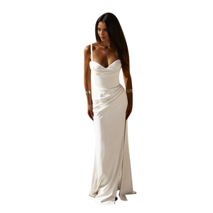 Robe de soirée élégante en satin blanc avec fente haute et coupe longue près du corps
