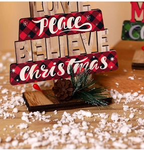 Details von Weihnachtsdeko aus Holz mit rot-schwarzem Karomuster und festlichen Schriftzügen