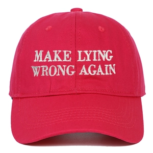 Dettaglio del cappello rosso con ricamo bianco del testo Make Lying Wrong Again