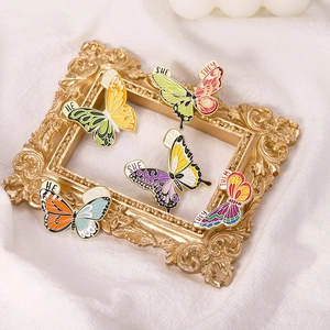 Lot de 5 broches papillon émaillées colorées avec pronoms sur cadre vintage doré