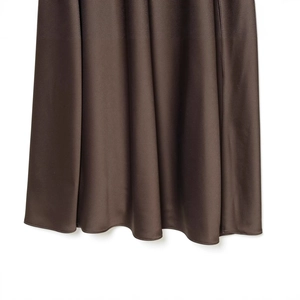 Abito lungo elegante in raso marrone scuro con trama lucida e drappeggio