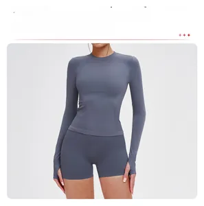 Details des nahtlosen Yoga-Langarmshirts mit Daumenlöchern und passenden Shorts