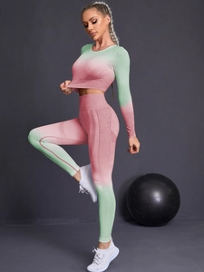 Détail de l'ensemble de yoga dégradé vert et rose avec texture en tricot côtelé