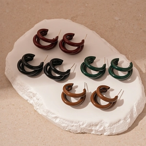 Boucles d'oreilles rétro en forme de C multicouches en bordeaux, noir, vert et caramel