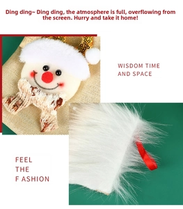 Détail du bonhomme de neige en peluche et tissu doré sur une chaussette de Noël