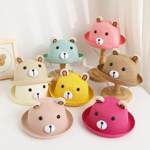 Vista dettagliata di simpatici cappelli di paglia a forma di orso per i bambini