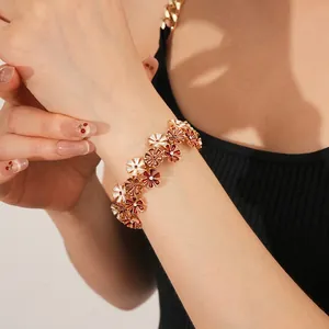 Schickes goldenes Gliederarmband mit bunten Emaille-Blumen in Weiß, Braun und Weinrot
