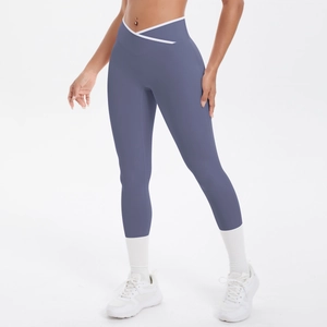 Détail du legging de yoga taille haute bleu gris avec passepoil blanc contrastant