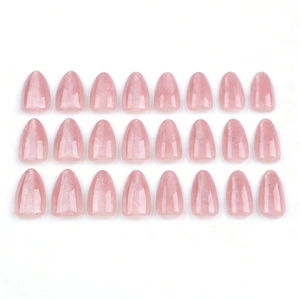 Vue à plat de 24 faux ongles amande œil de chat rose clair sur fond blanc uni
