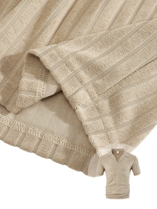 Détail du tissu en maille kaki et des boutons sur ce polo à manches courtes pour hommes